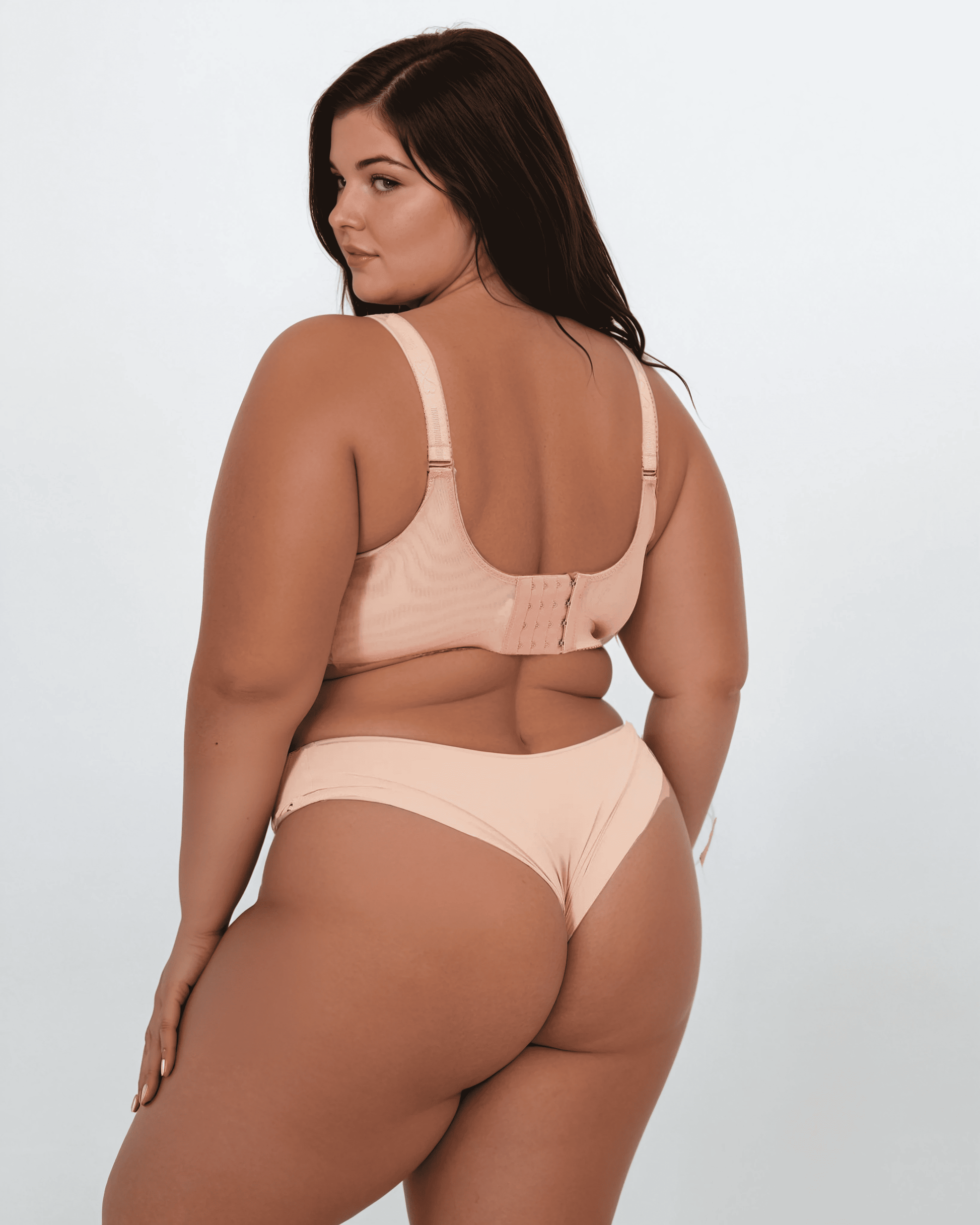 Lola Sutien extrem de susținător - Romania Baely